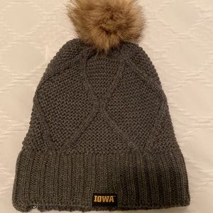 NWOT Vintage University of Iowa hawkeyes gray cable knit hat beanie fur Pom-Pom